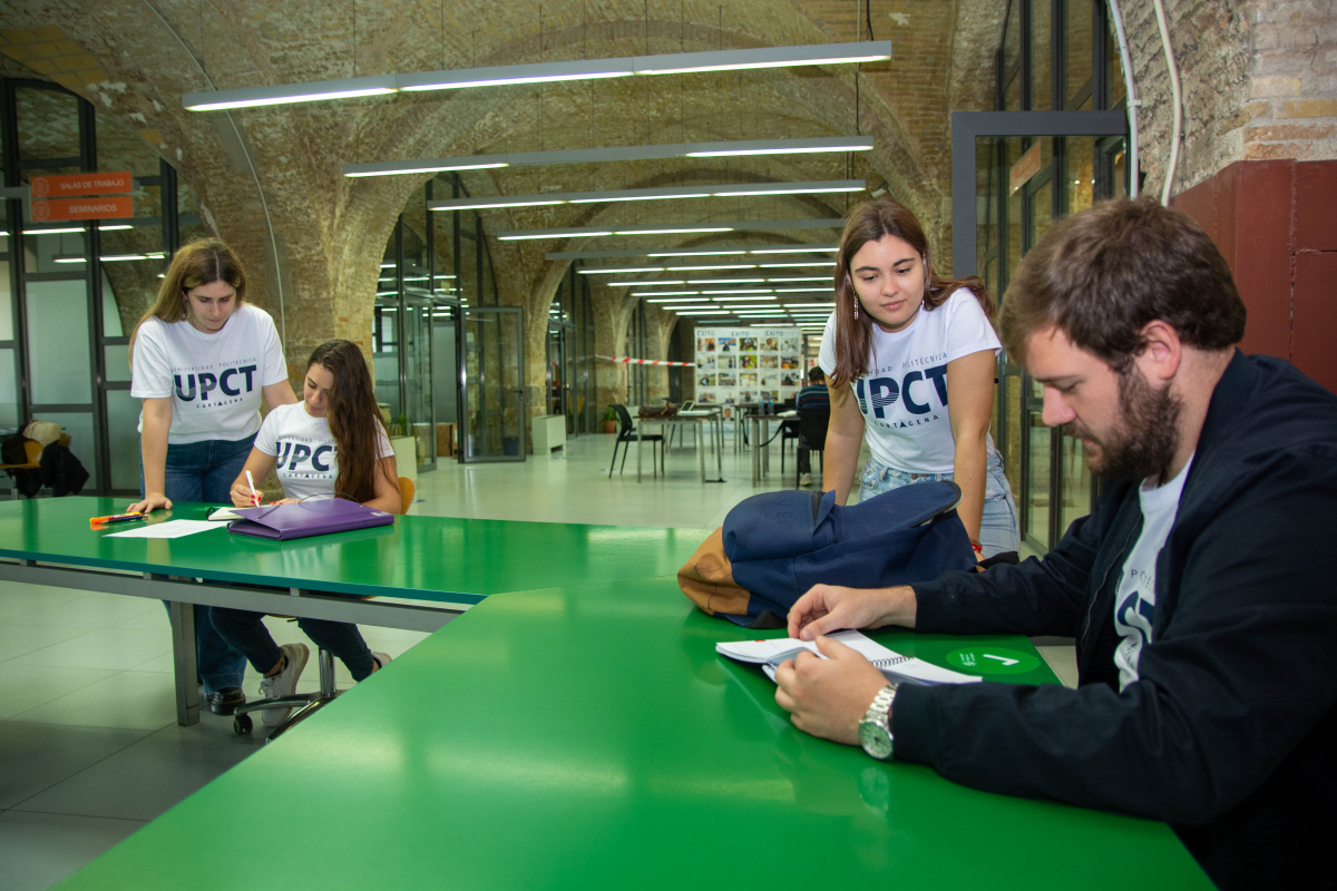Estudiantes en la biblioteca principal de la UPCT.